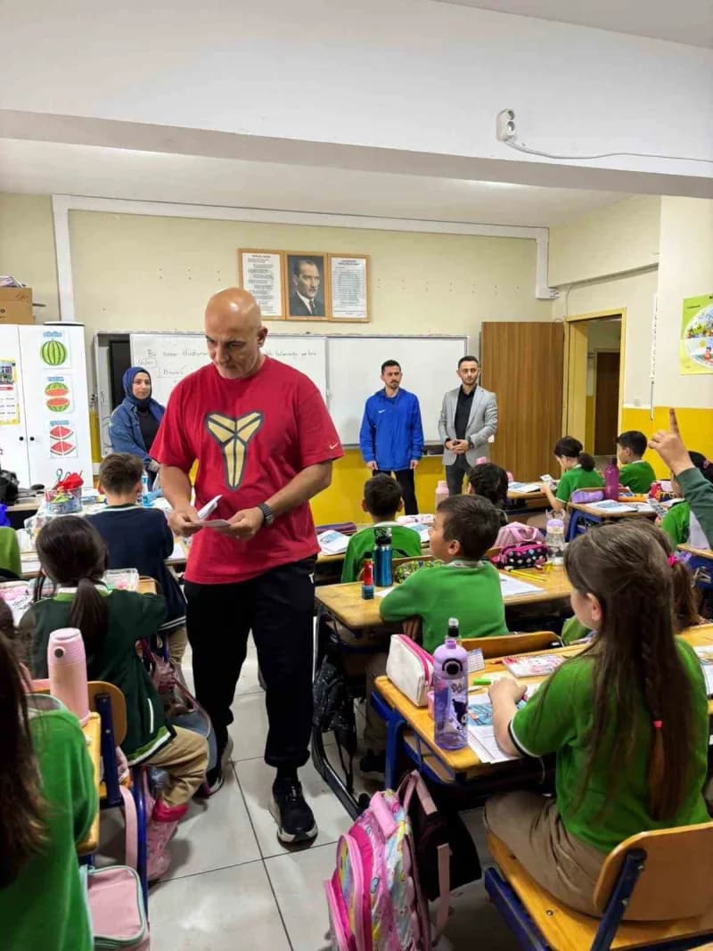Düzce’nin Cumayeri ilçesinde çocukların sporla daha erken yaşta tanışmasını sağlamak amacıyla Kış Spor Okulları kapsamın