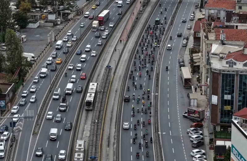 Motor tutkunlarının cenaze töreninde oluşturduğu konvoy havadan görüntülendi