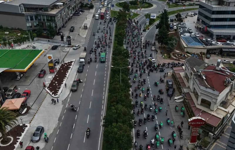 Motor tutkunlarının cenaze töreninde oluşturduğu konvoy havadan görüntülendi