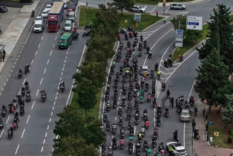 Motor tutkunlarının cenaze töreninde oluşturduğu konvoy havadan görüntülendi