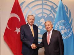 Cumhurbaşkanı Recep Tayyip Erdoğan ve BM Genel Sekreteri Antonio Guterres Birleşmiş Milletler binasında görüşme yaparken