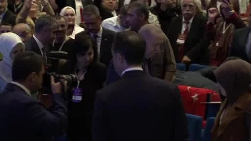 Cumhurbaşkanı Erdoğan konuşma yaparken