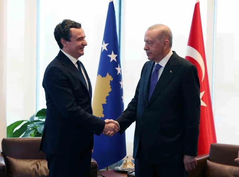 Cumhurbaşkanı Recep Tayyip Erdoğan ve Kosova Başbakanı Albin Kurti Türkevi’nde görüşme yaparken
