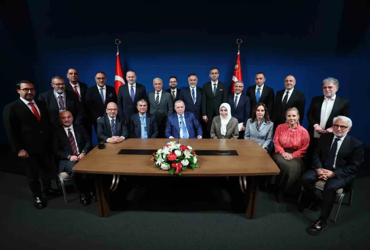 Cumhurbaşkanı Recep Tayyip Erdoğan, New York'ta gazetecilerle sohbet ederken