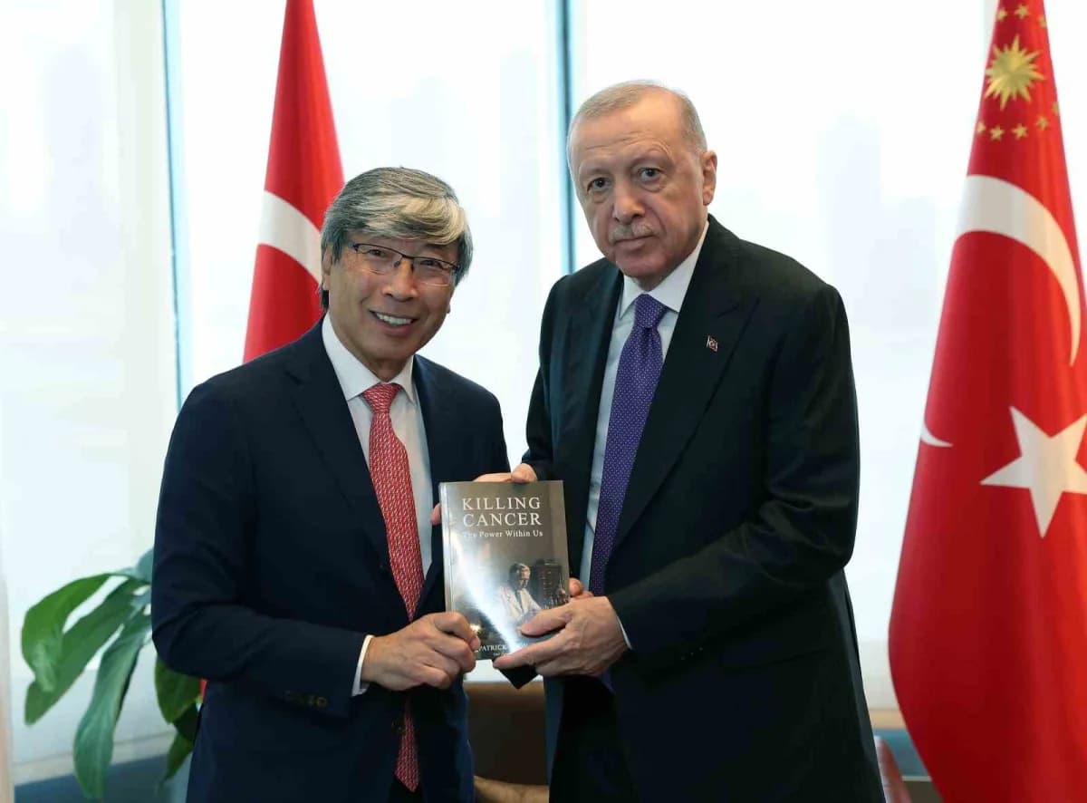Cumhurbaşkanı Recep Tayyip Erdoğan, New York Türkevi’nde Doktor Patrick Soon-Shiong ile görüşüyor