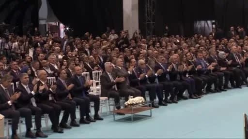 Cumhurbaşkanı Erdoğan basın açıklaması yaparken konuşuyor