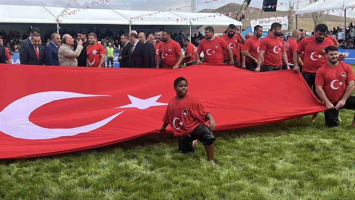 Cumhurbaşkanı Recep Tayyip Erdoğan'ın yakından ilgilenerek sohbet eden Tanzanyalı minik güreşçi Osman Ali Davutoğlu, o a