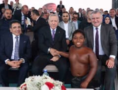 Cumhurbaşkanı Erdoğan ve Tanzanyalı minik güreşçi Osman Ali Davutoğlu Yağlı Güreş Cumhurbaşkanlığı Kupası’nda sohbet ede