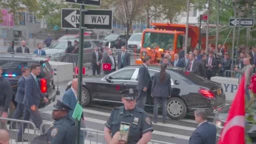 Cumhurbaşkanı Recep Tayyip Erdoğan, New York Türkevi önünde Türk vatandaşları tarafından coşkuyla karşılanıyor