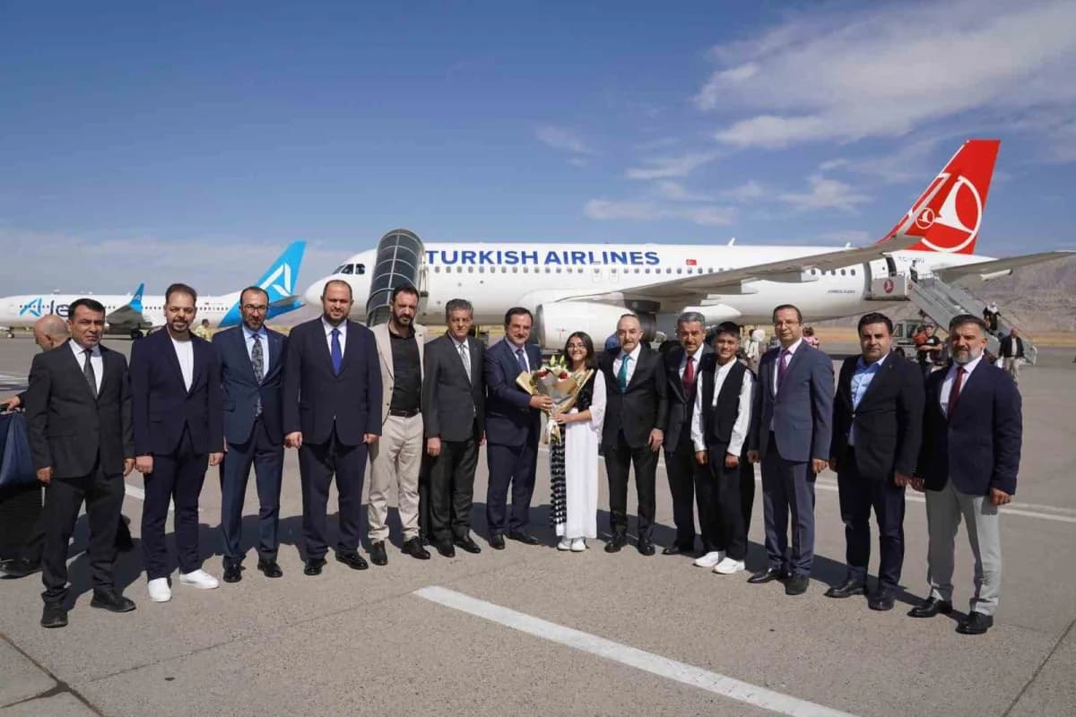 Cumhurbaşkanı başdanışmanları Ahmet Selim Köroğlu ve Ayhan Oğan Şırnak Şerafettin Elçi Havalimanında karşılanıyor
