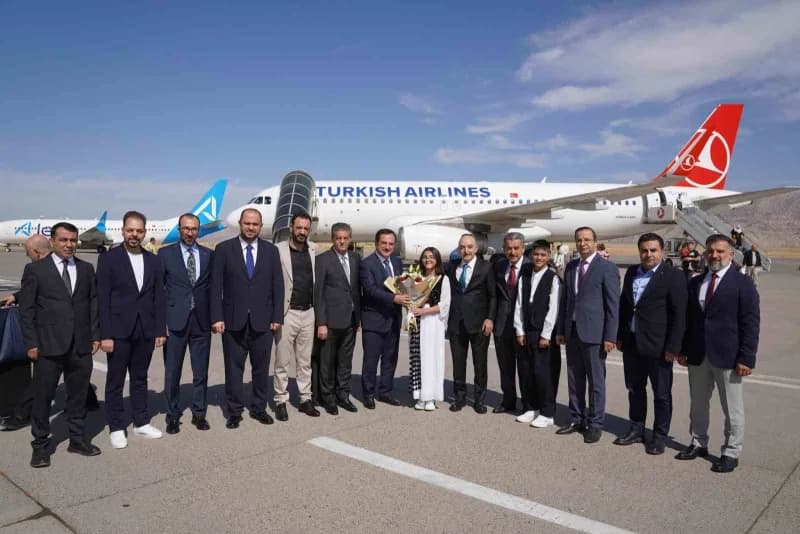 Cumhurbaşkanı başdanışmanları Ahmet Selim Köroğlu ve Ayhan Oğan Şırnak Şerafettin Elçi Havalimanında karşılanıyor