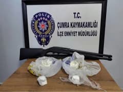 Konya Çumra’da uyuşturucu operasyonunda ele geçirilen kokain ve ruhsatsız pompalı tüfek