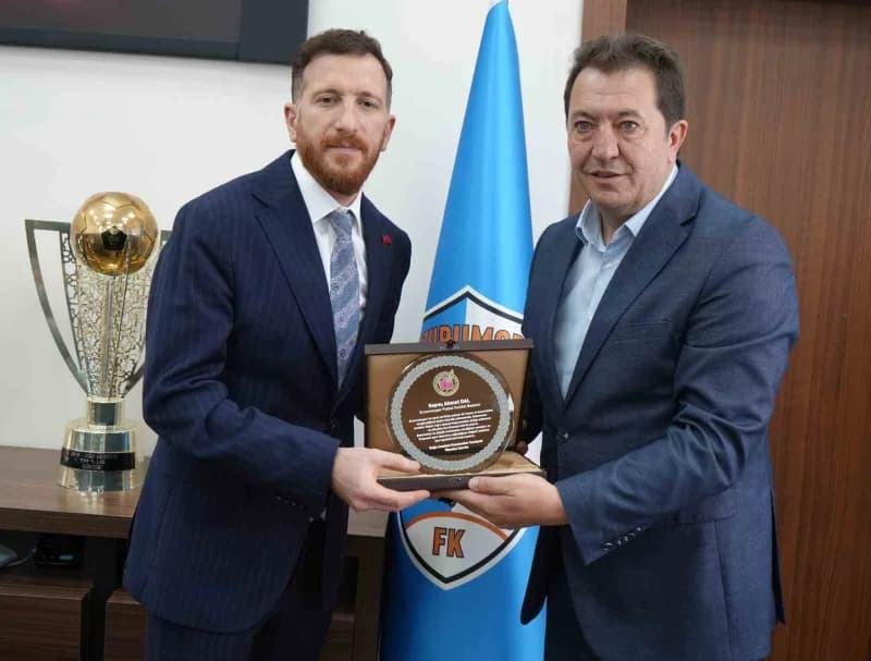 DAGC Başkanı Ayhan Türkez ve yönetim kurulu üyeleri Erzurumspor Başkanı Ahmet Dal’a başarı plaketi takdim ederken