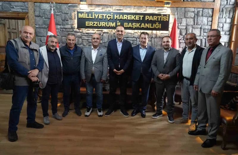 DAGC yönetim kurulu üyeleri ve MHP Erzurum İl Başkanı Adem Yurdagül hatıra fotoğrafı çektirirken