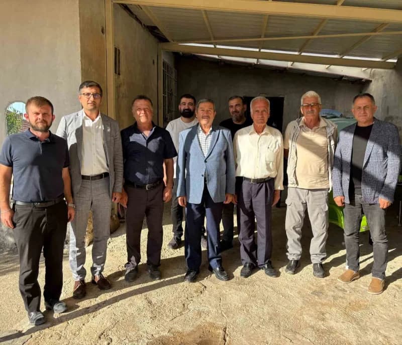 Darende Belediye Başkanı Alican Bozkurt, Kerimli Mahallesi Muhtarı Kazım Kızılkaya ile görüşme yaparken