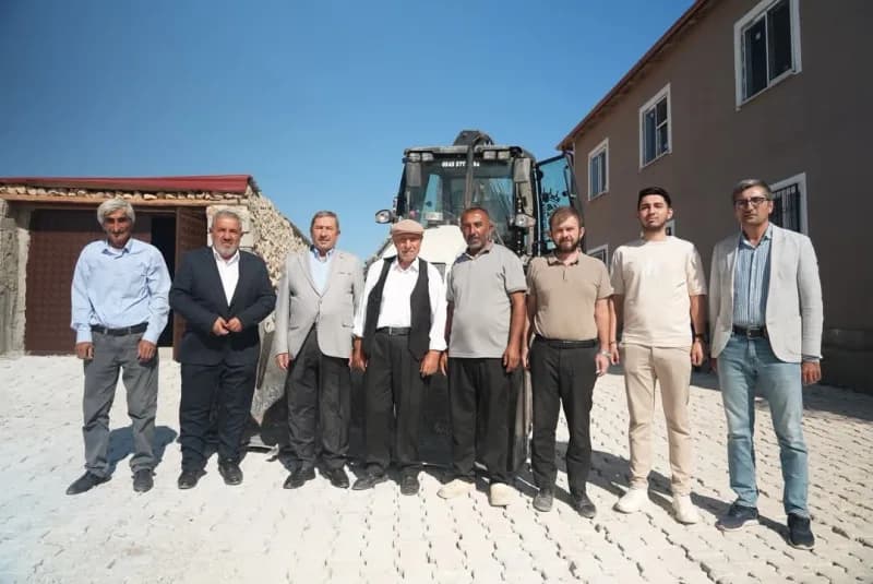 Darende Belediyesi ekipleri Başkaya Mahallesi Gönlüce Mezrası’nda kilit parke taşı döşeme çalışması yapıyor