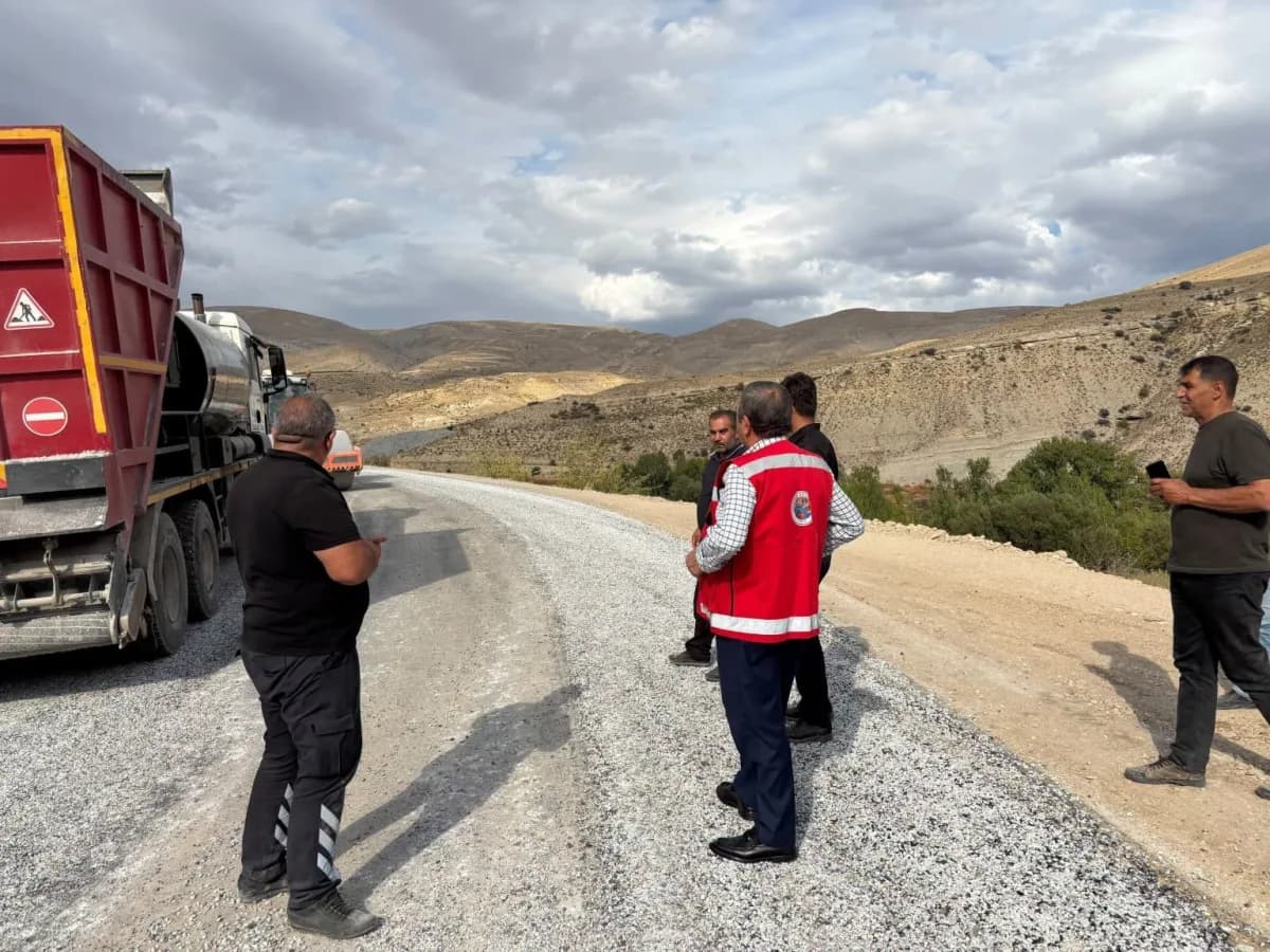 Darende’de yol yapım çalışmaları sürüyor