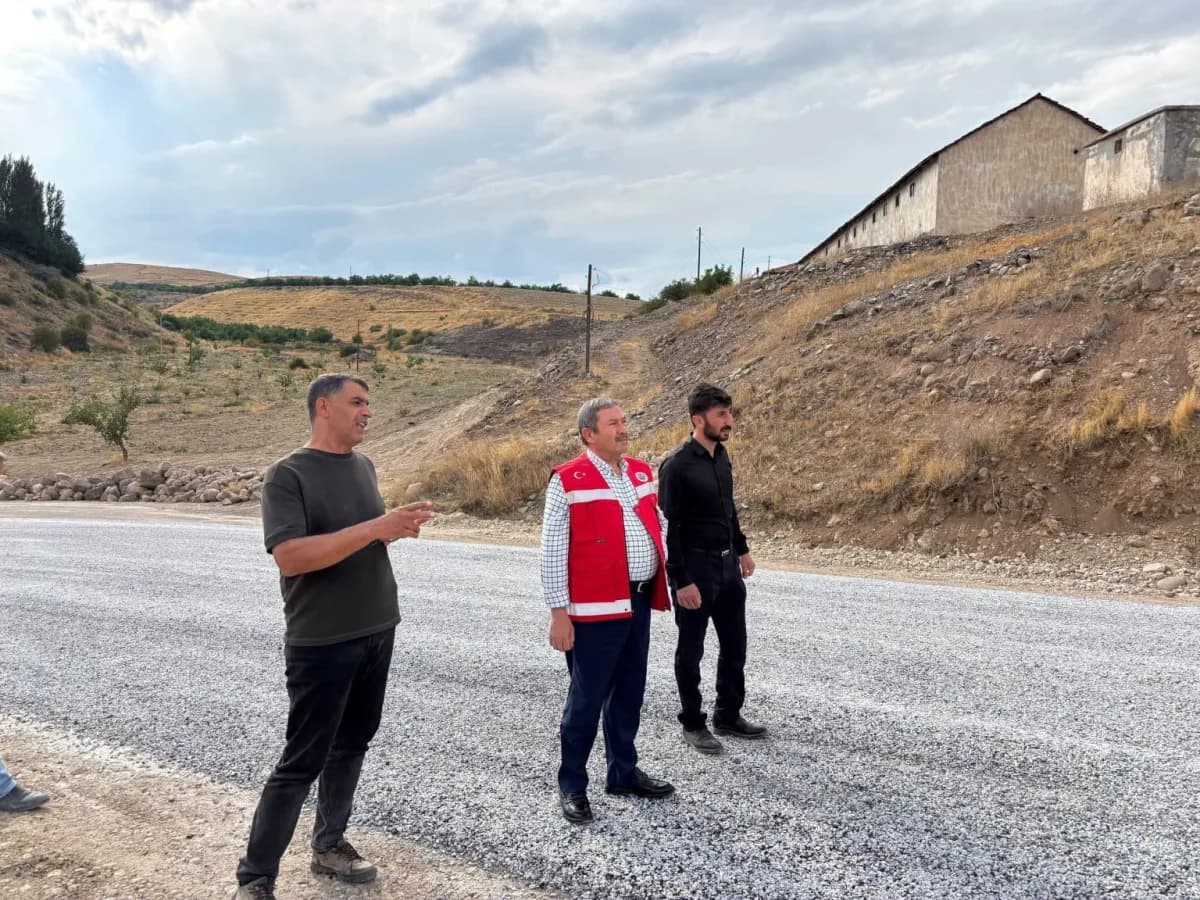Darende Belediye Başkanı Alican Bozkurt, Tohma Boyu yol yapım çalışmalarını yerinde inceliyor