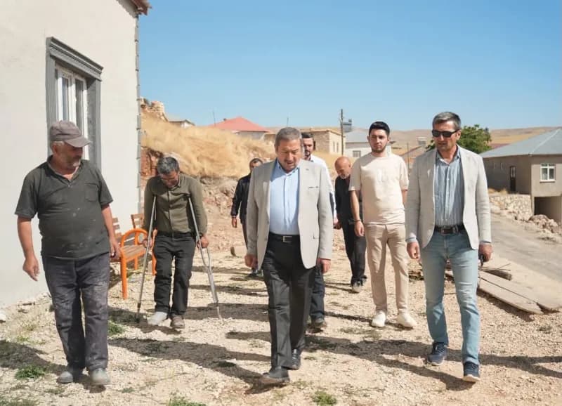 Darende Üçpınar Mahallesi taziye evi çevresinde belediye ekiplerinin çevre düzenlemesi çalışması