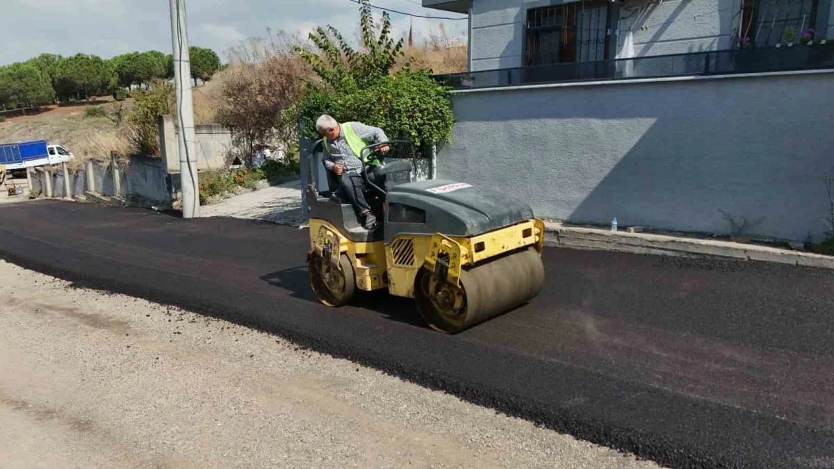 Darıca’da kış öncesi asfalt ve yol bakım çalışmaları yapan belediye ekipleri