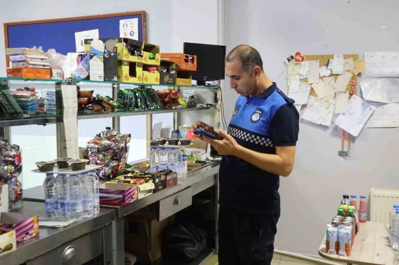 Darıca’da zabıta ekipleri okul kantininde denetim yaparken