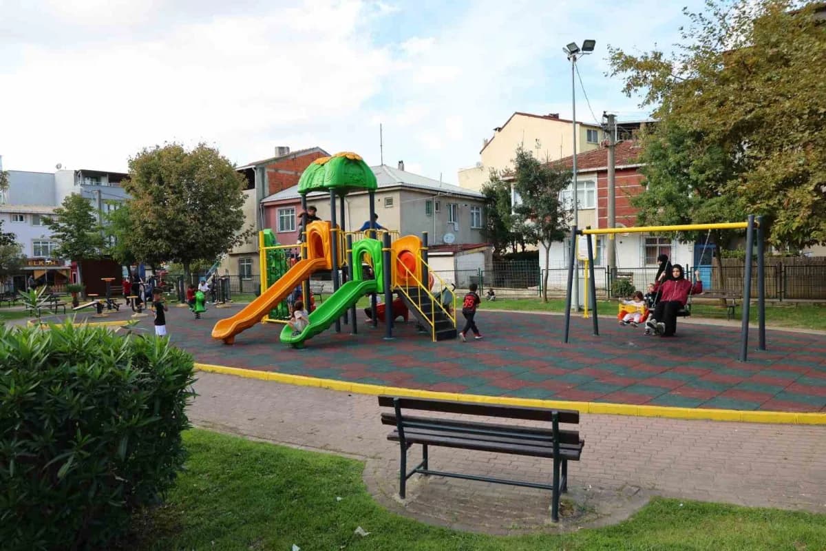 Darıca ilçesinde tamamlanan 10 yeni nesil parkta çocuklar ve aileler oyun ve dinlenme alanlarında vakit geçiriyor
