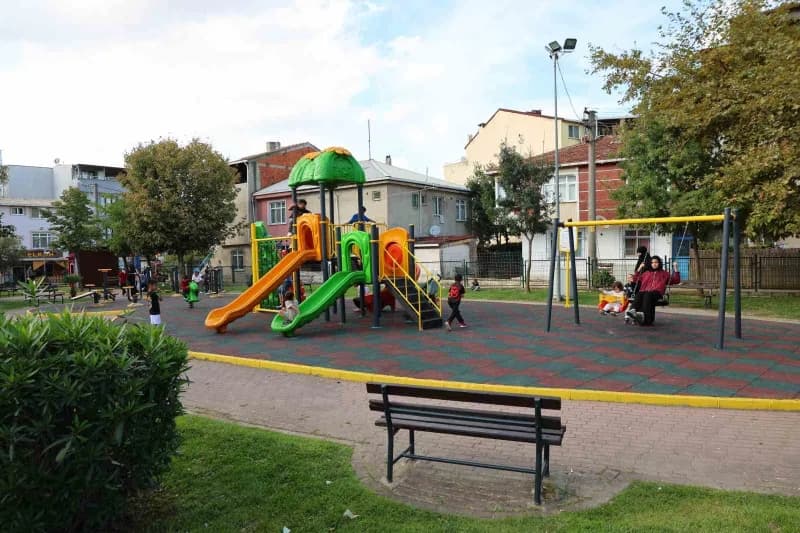 Darıca ilçesinde tamamlanan 10 yeni nesil parkta çocuklar ve aileler oyun ve dinlenme alanlarında vakit geçiriyor
