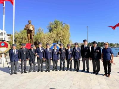 Datça Atatürk Anıtı önünde 19 Eylül Gaziler Günü töreninde katılımcılar ve gaziler