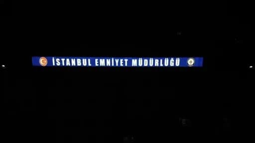 İstanbul Emniyet Müdürlüğü önünde polis ekipleri ve araçları