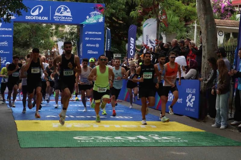 Decathlon’un üçüncü kez isim sponsorluğunu üstlendiği Decathlon Büyükada Yarı Maratonu, 5k, 10k ve 21k (Yarı maraton) ol