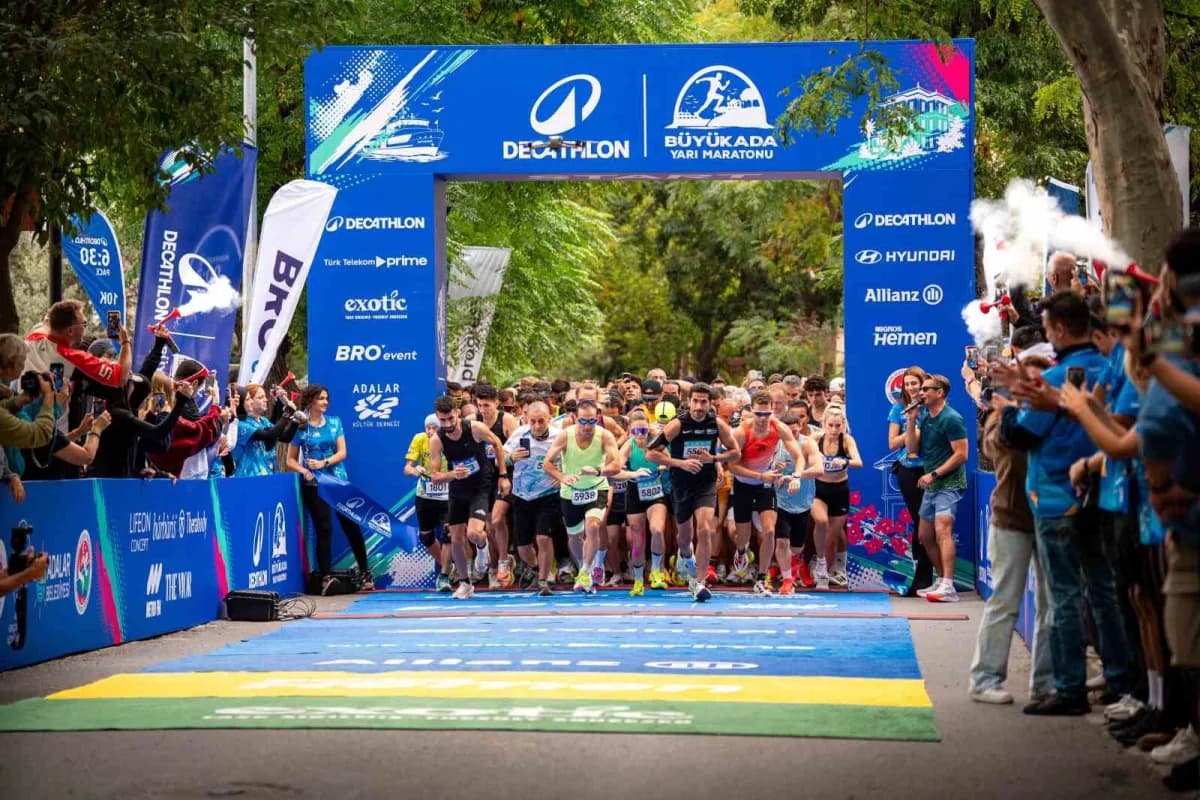 Decathlon’un üçüncü kez isim sponsorluğunu üstlendiği Decathlon Büyükada Yarı Maratonu, 5k, 10k ve 21k (Yarı maraton) ol