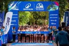 Decathlon Büyükada Yarı Maratonu’nda koşan çok sayıda katılımcı ve Büyükada doğal güzellikleri