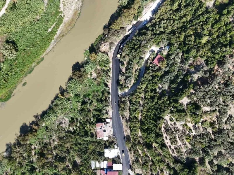 Defne ilçesinde 8 mahalleyi birbirine bağlayan 11 kilometrelik grup yolunda sürdürülen asfalt serim çalışmalarından görü