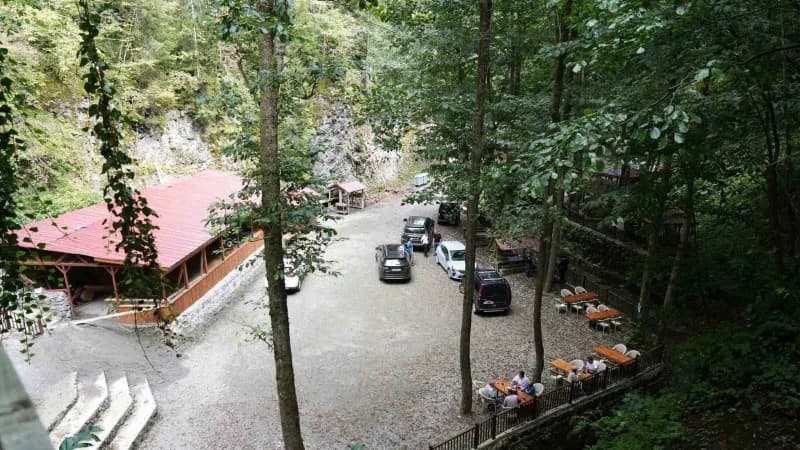 Artvin’de halk arasında "Ormanın yüzüğü" olarak bilinen Delikli Kaya Şelalesi, çevresinde yapılan düzenlemelerle yeni gö