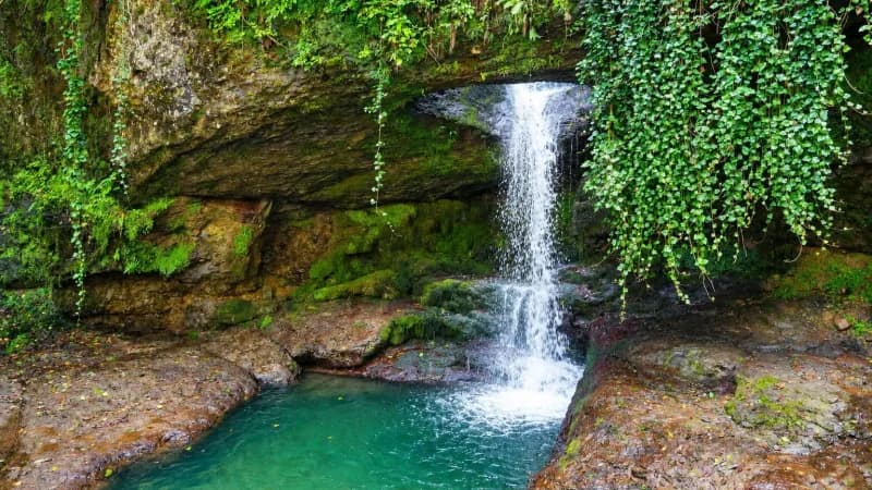 Artvin Murgul'da Delikli Kaya Şelalesi'nin çevresinde yapılan düzenlemeler sonrası yeni görünümü
