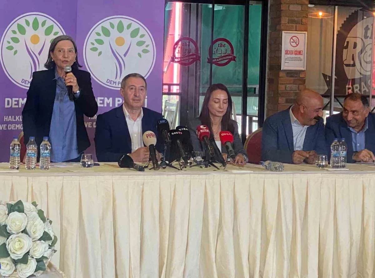 DEM Parti Genel Başkanı Tuncer Bakırhan Ankara'da Alevi kurumları temsilcileriyle toplantıda konuşuyor