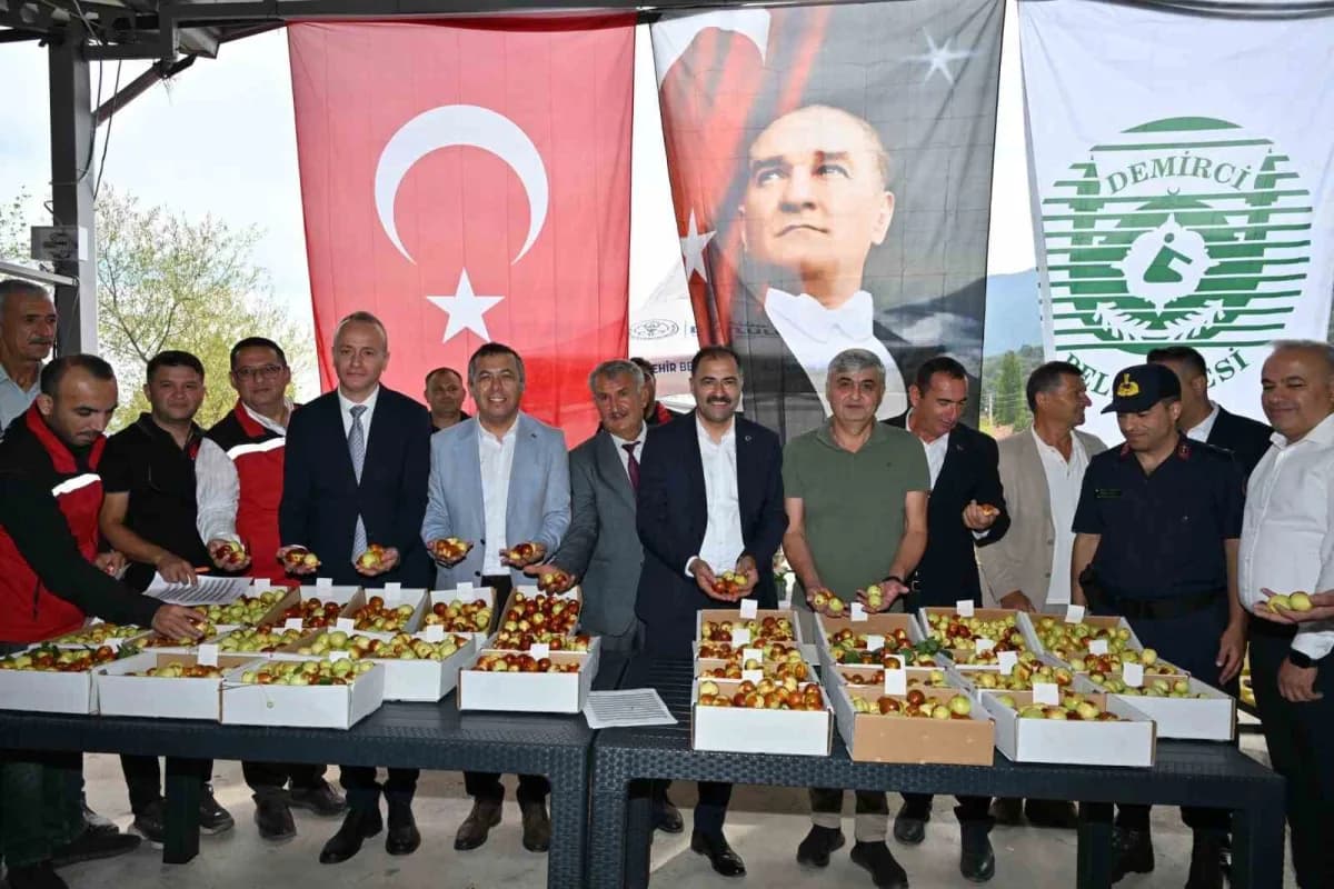 Manisa'nın Demirci ilçesinde tarımın ve coğrafi işaretli lezzetlerin kalbi Söğütçük Mahallesi'nde attı.