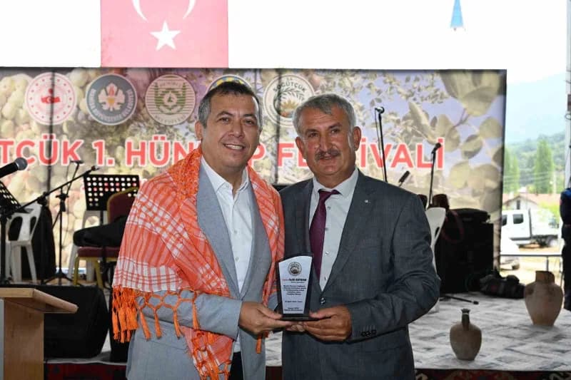 Manisa'nın Demirci ilçesinde tarımın ve coğrafi işaretli lezzetlerin kalbi Söğütçük Mahallesi'nde attı.