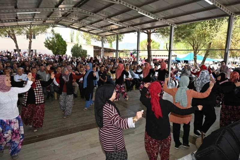Manisa'nın Demirci ilçesinde tarımın ve coğrafi işaretli lezzetlerin kalbi Söğütçük Mahallesi'nde attı.