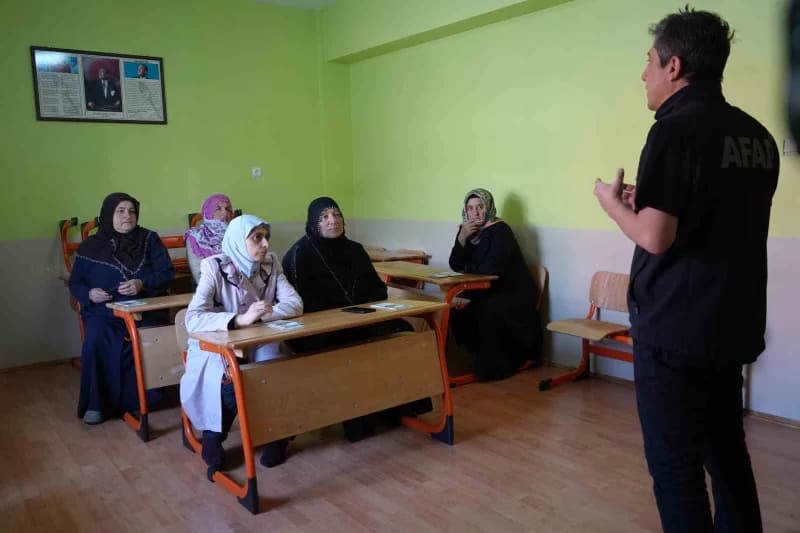 Önce öğrendiler, sonra çevrelerine anlatacaklar: Demirözü’nde vatandaşlara Afet ve Çevre bilgilendirmesi