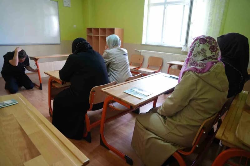 Demirözü’nde vatandaşlara afetlere hazırlık ve çevre bilgilendirmesi eğitimi veriliyor