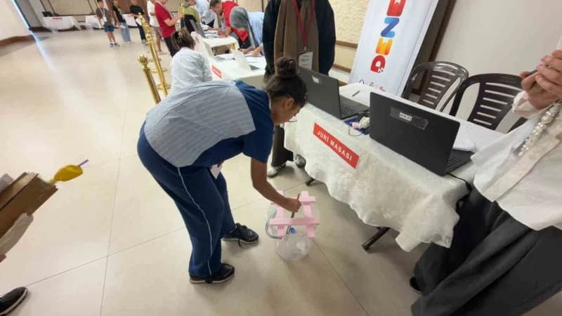 Şahinbey Kongre ve Sanat Merkezi’nde DENEYAP Atölyeleri uygulama sınavına katılan öğrenciler kendi araçlarını yaparken