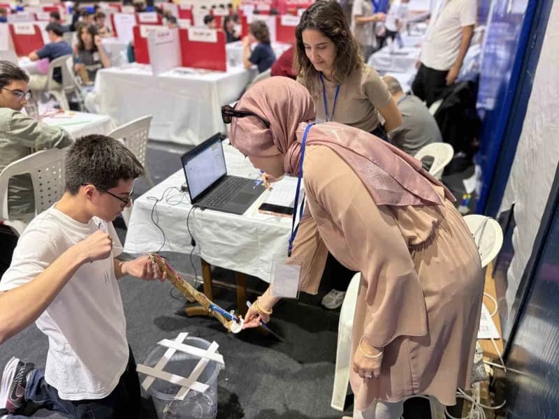 Aydın’da gençlerin Teknoloji alanındaki yeteneklerini geliştirmeyi amaçlayan Deneyap Teknoloji Atölyeleri kapsamında düz