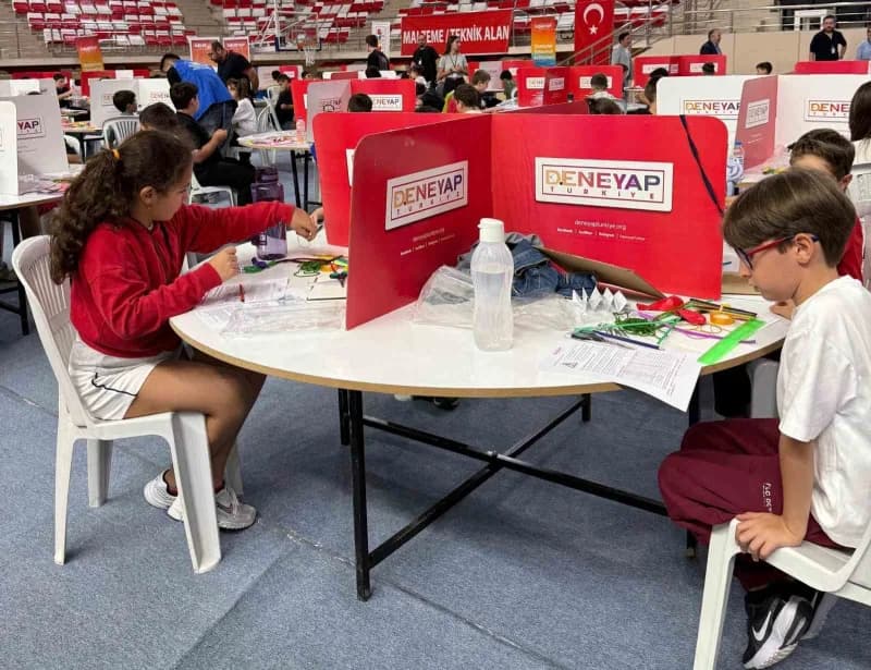 Eskişehir Yenikent Şehit Anıl Gül Spor Salonu'nda gerçekleştirilen DENEYAP Uygulama Sınavı'nda gençler teknoloji yetenek