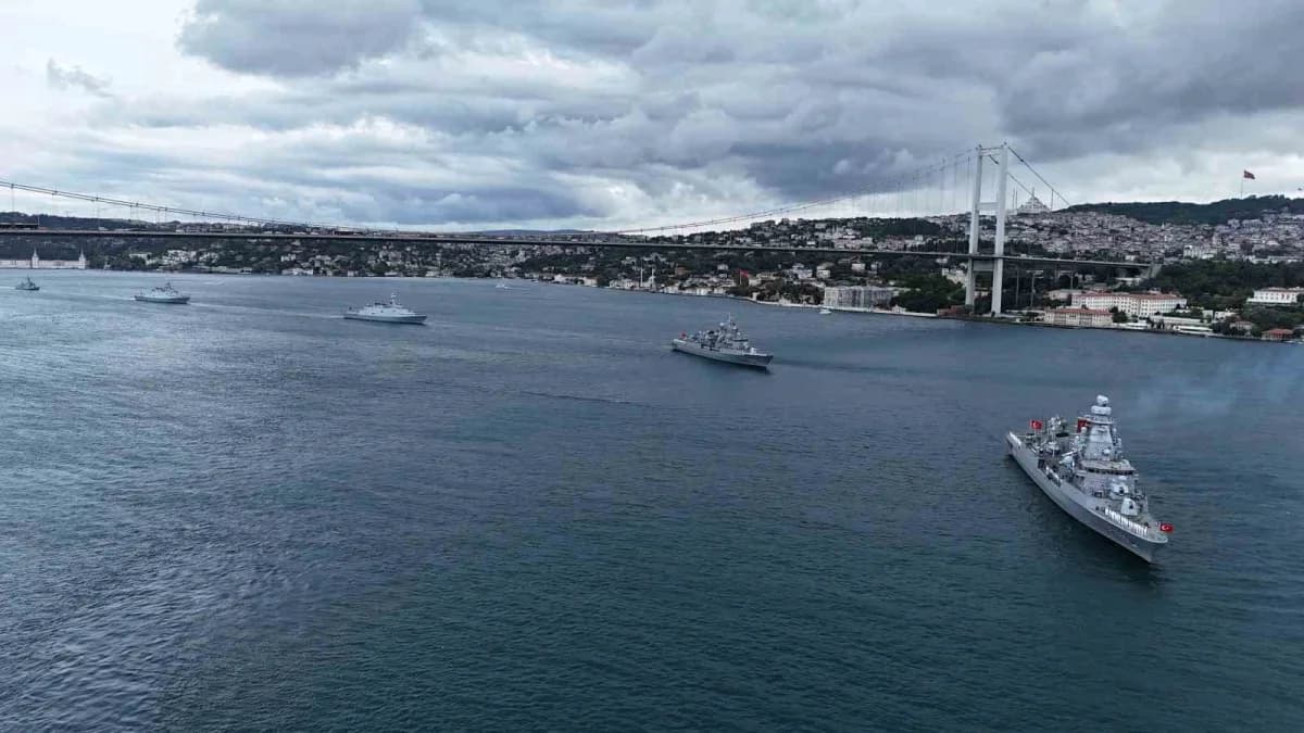 Deniz Kuvvetleri Günü kapsamında İstanbul Boğazı’ndan geçen 15 savaş gemisi havadan görüntüleniyor