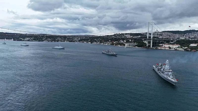 Deniz Kuvvetleri Günü kapsamında İstanbul Boğazı’ndan geçen 15 savaş gemisi havadan görüntüleniyor
