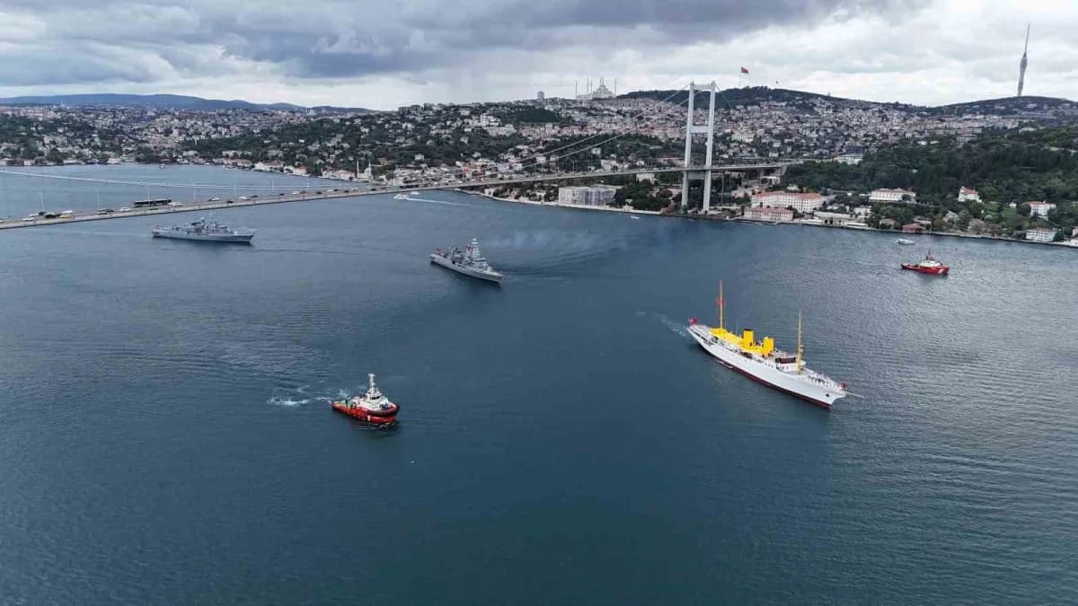 Preveze Deniz Zaferi’nin 488’inci yıl dönümü ve Deniz Kuvvetleri Günü kapsamında 15 geminin katılımıyla İstanbul Boğazı’