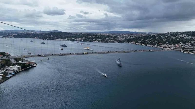 Preveze Deniz Zaferi’nin 488’inci yıl dönümü ve Deniz Kuvvetleri Günü kapsamında 15 geminin katılımıyla İstanbul Boğazı’