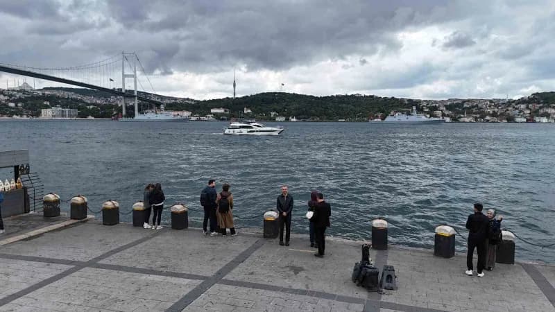 Preveze Deniz Zaferi’nin 488’inci yıl dönümü ve Deniz Kuvvetleri Günü kapsamında 15 geminin katılımıyla İstanbul Boğazı’