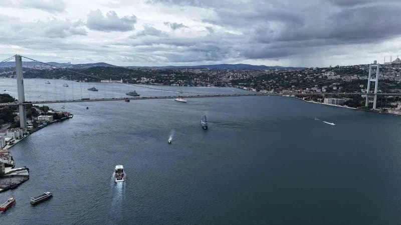 Preveze Deniz Zaferi’nin 488’inci yıl dönümü ve Deniz Kuvvetleri Günü kapsamında 15 geminin katılımıyla İstanbul Boğazı’